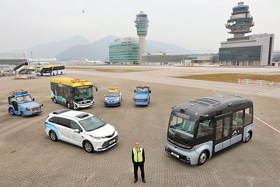 ●機管局機場運行執行總監姚兆聰向傳媒展示各種無人駕駛車輛。香港文匯報記者萬霜靈  攝