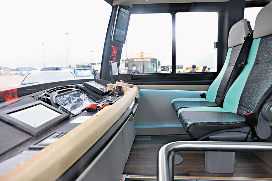 ●這款無人自動駕駛車有16座位，沒有軚盤，並安裝來自四個不同國家地區的全球定位系統。香港文匯報記者萬霜靈  攝