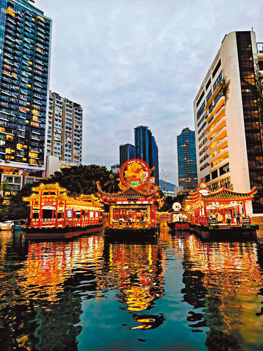 ●太白碼頭（右）、珍寶碼頭（中）及海角皇宮碼頭（左）昨夜重新亮燈。 Fb圖片