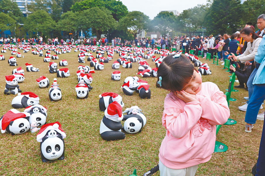●小女孩在熊貓雕塑前，陶醉打卡。香港文匯報記者萬霜靈 攝