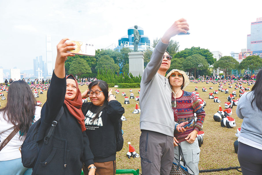 ●市民在場內興奮打卡。 香港文匯報記者萬霜靈  攝