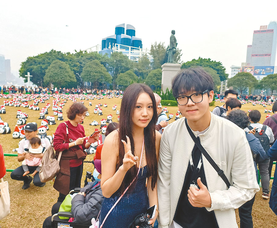 ●杭州旅客孫小姐（左）和裴先生（右）。香港文匯報記者張茗  攝