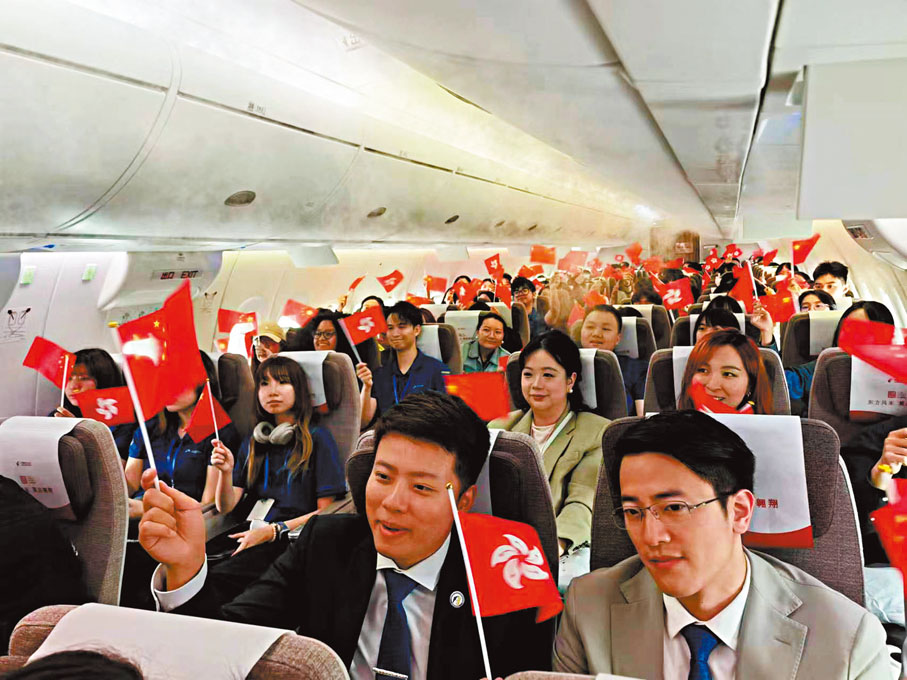 ●C919早前完成首個跨境商業包機任務，搭載港生前往上海實習。 資料圖片