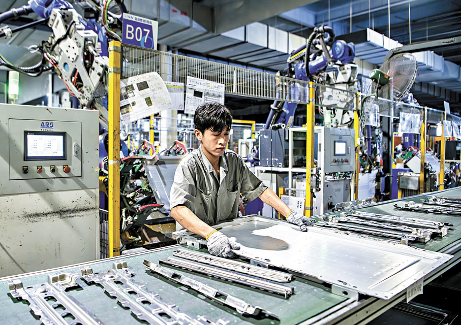 ●第五次全國經濟普查公報顯示，五年來，研發投入持續加大，2023年，規模以上工業企業法人單位R&D經費支出增長61.9%。圖為今年7月福建駿鵬智能製造有限公司自動化焊接設備在5G「智慧大腦」操控下有序運轉。 資料圖片