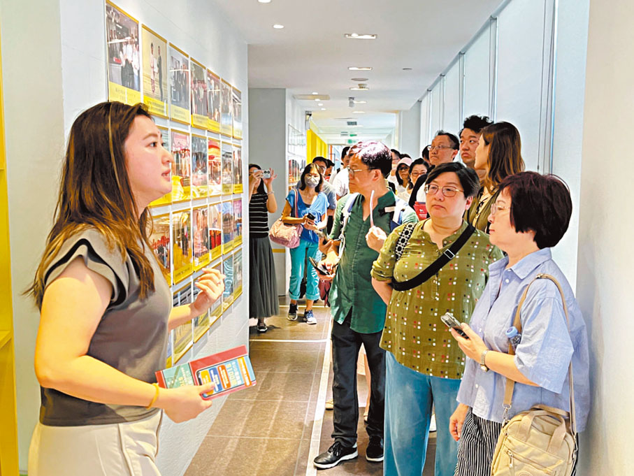 ● 許紫妍（左一）也會接待香港中小企業參觀深圳。深圳傳真