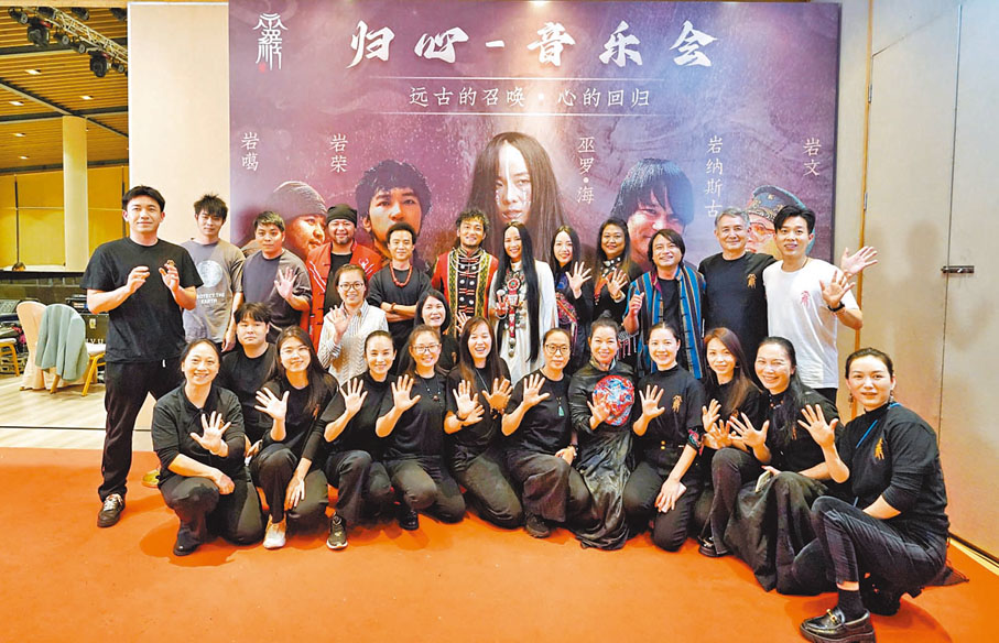 ●巫羅·海和她的團隊。   受訪者供圖