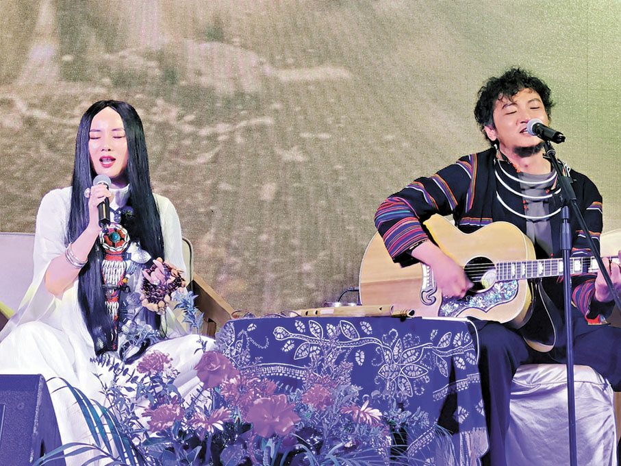 ●巫羅·海在音樂會現場傳唱古樂。   受訪者供圖