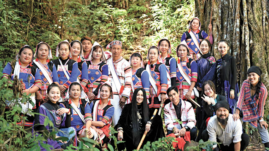 ●巫羅·海走訪少數民族整理古樂。受訪者供圖