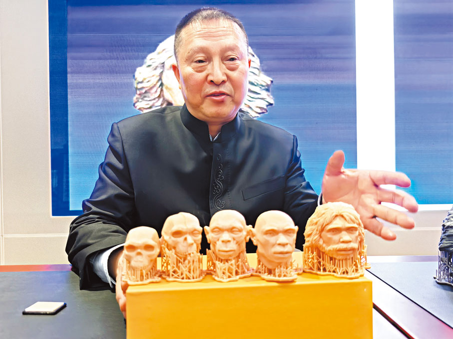 ●專家展示「鄖縣人」顱骨復原主要過程。