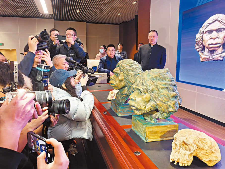 ●湖北省博物館展出鎮館之寶「鄖縣人」頭骨化石的復原像。