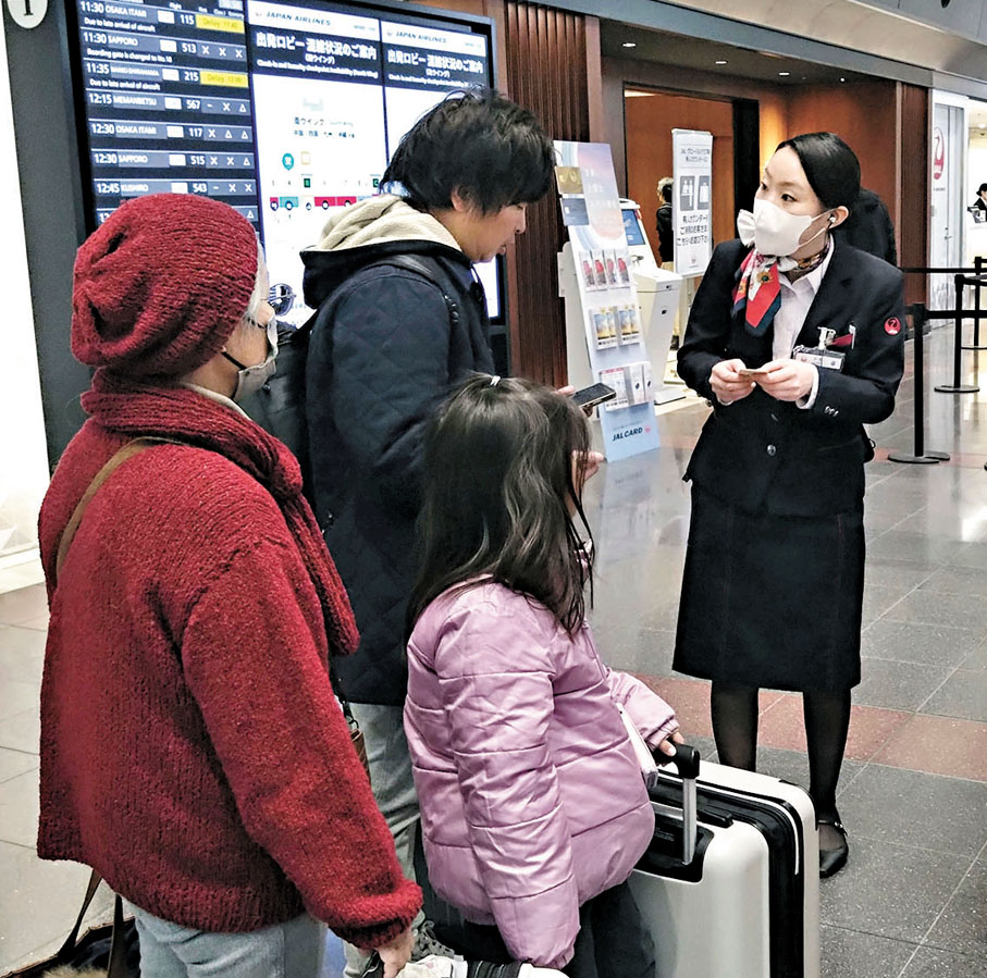●日航職員協助旅客。 美聯社