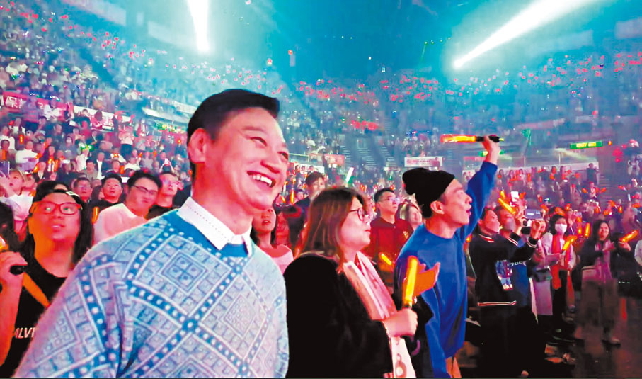 ●陶大宇在台下看得興奮。