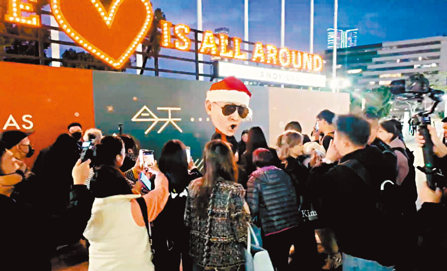 ●「大頭仔Andy」跟粉絲逐一合照。