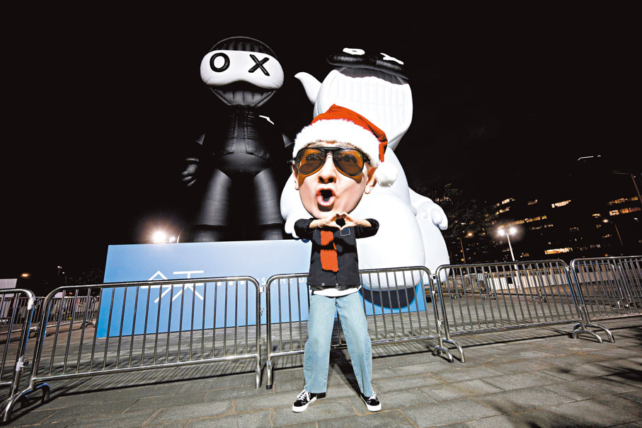 ●「大頭仔Andy」站在Andox & Box充氣公仔前打卡。