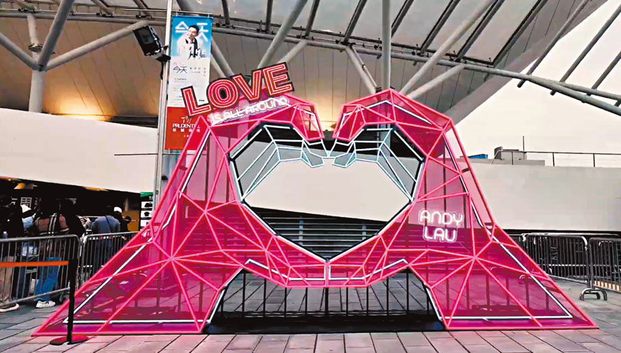 ●特色裝置在紅館外展出。