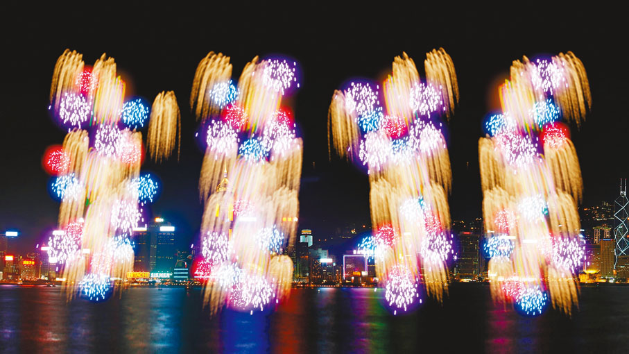 【第四幕：生命泉源（水）】長達 60 秒的「金色瀑布」由多層金色煙花組成。煙花從天而降，氣勢磅礴，最後加入彩色煙花點綴，寄予眾人如水般剛柔並濟，創造無限可能。