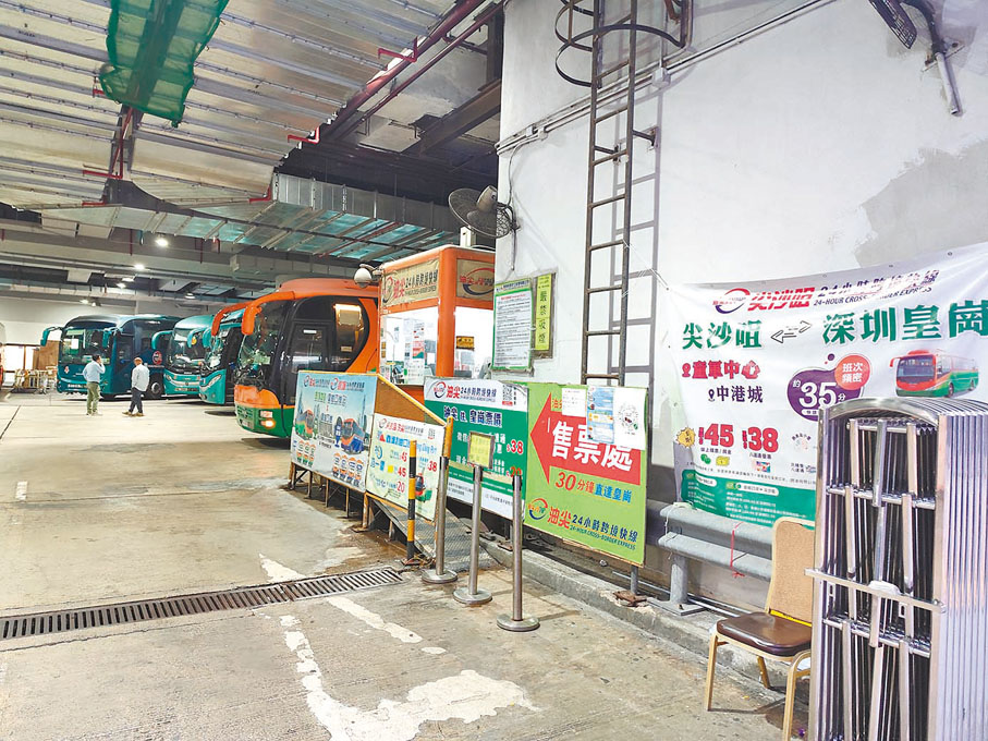 ●除夕夜直通巴士將增加班次。香港文匯報記者鄺福強  攝