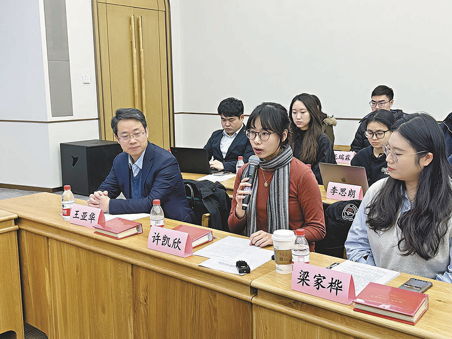 ●清華大學澳門學生許凱欣在會上分享了她的學習經歷。  香港文匯報記者李暢  攝