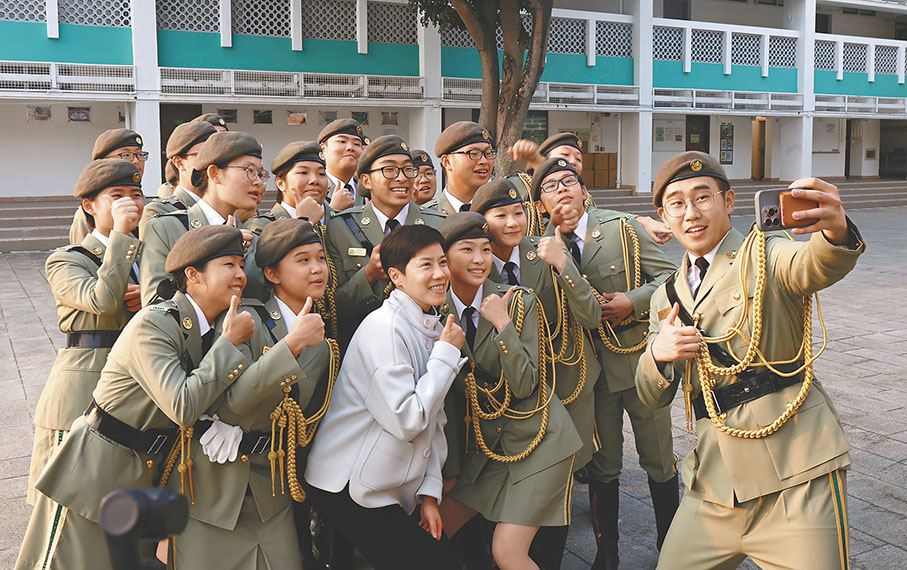 ●海關關長何珮珊與學員合照。 香港文匯報記者萬霜靈  攝