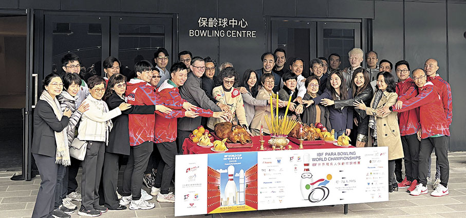 ●中國香港保齡球總會在Top Bowl舉行拜神儀式。