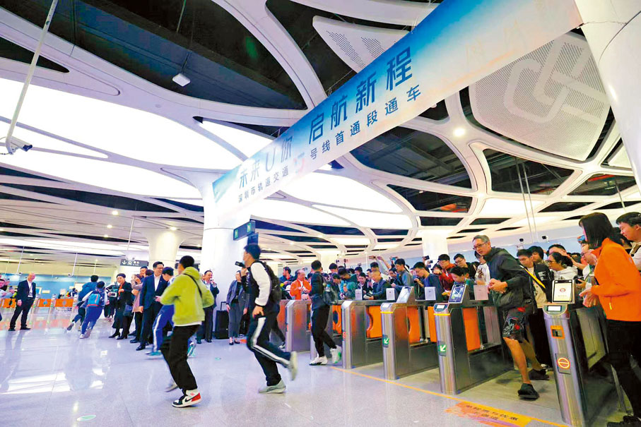 ●12月28日上午，連接深圳灣口岸的深圳地鐵13號線第一期南段正式開通初期運營。圖為深圳灣口岸站開閘後，市民蜂擁入閘。香港文匯報記者郭若溪 攝