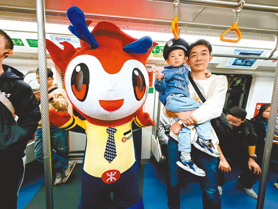 ●香港小朋友在首班車上與港鐵公仔互動。香港文匯報記者郭若溪 攝