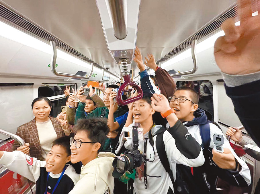 ●深港兩地地鐵迷在13號線上打卡拍照。香港文匯報記者郭若溪 攝