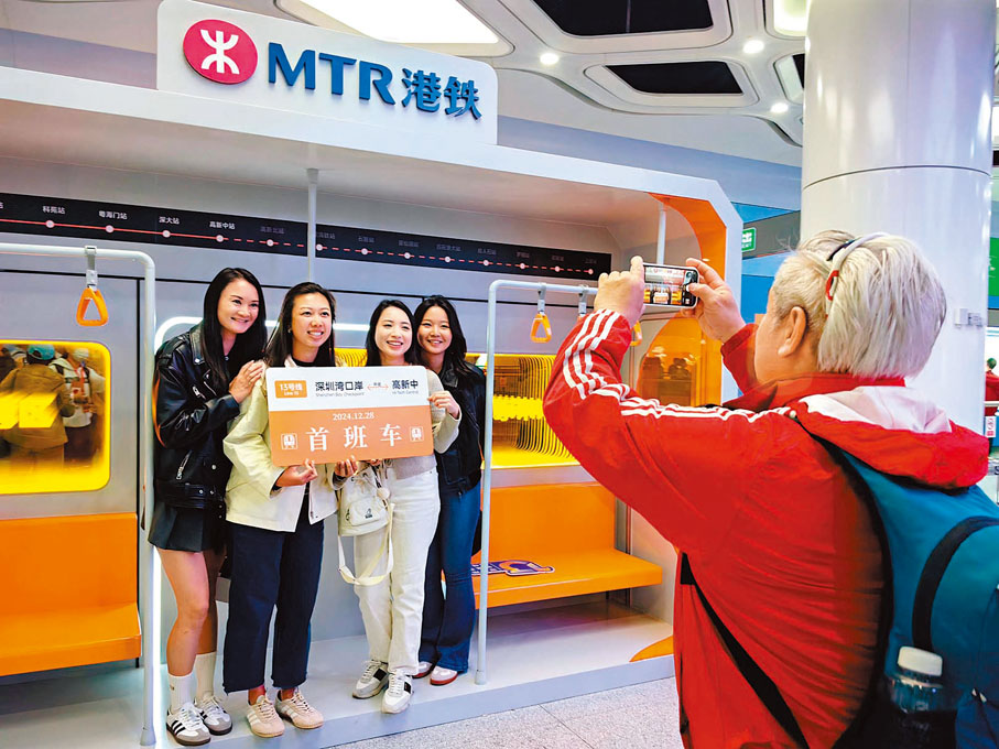 ●香港市民Christy（左二）與朋友打卡紀念13號線通車。香港文匯報記者郭若溪 攝