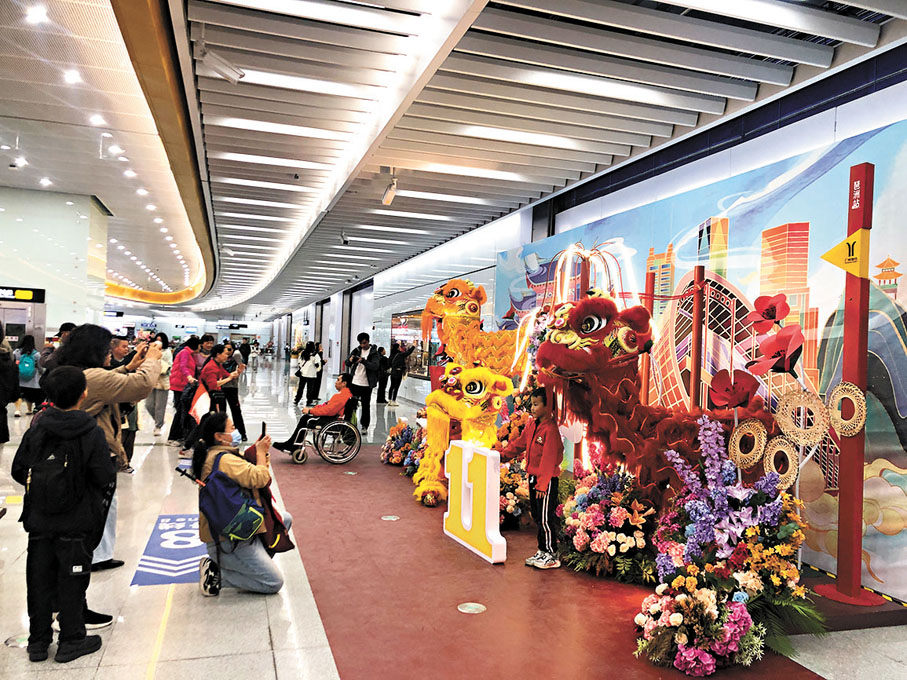●車站設計融合粵劇、廣彩瓷、廣東醒獅等具有代表性的非遺項目。香港文匯報記者方俊明  攝