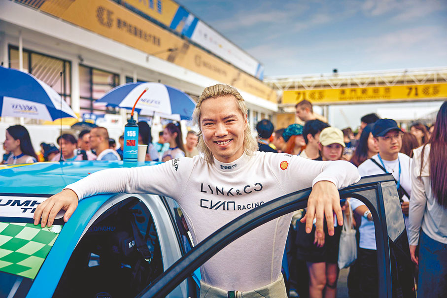 ●中國車手馬青驊與領克03 TCR賽車合影。  香港文匯報北京傳真