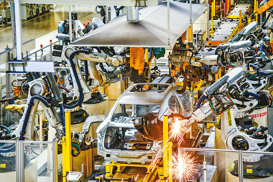 ●機器人正在進行自動焊接。  香港文匯報北京傳真