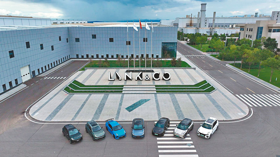 ●機器人正在進行自動焊接。  香港文匯報北京傳真