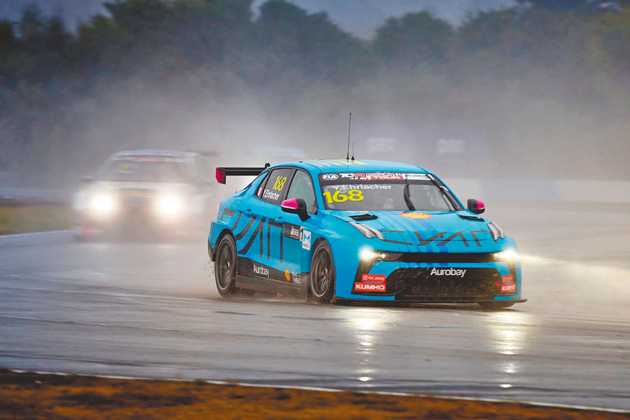 ●領克03 TCR賽車在比賽中。  香港文匯報北京傳真