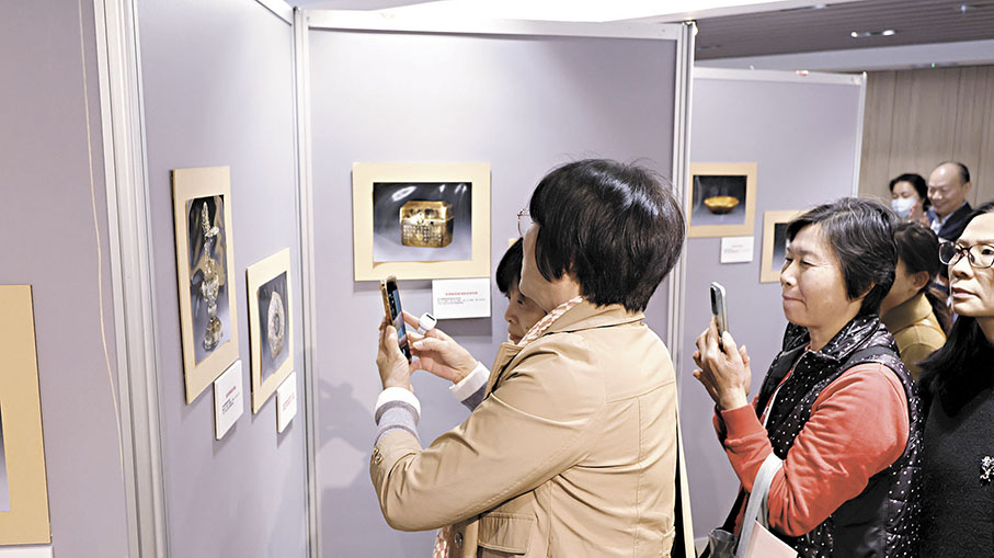 ●市民參觀圖片展。 香港文匯報記者黃艾力  攝