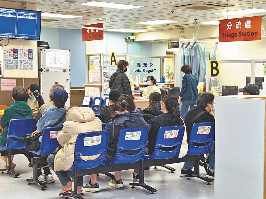 ●過去一周，每日急症室首次求診人次一度高達逾5,000人，個別急症室輪候時間一度逾8小時。圖為公院急症室。 香港文匯報記者黃艾力 攝