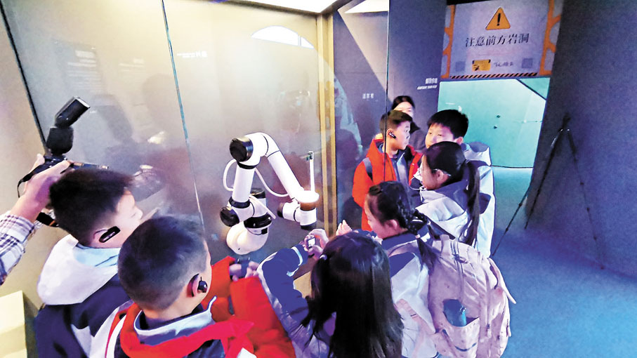 ●不少學生在看完月球樣品後感嘆：長大想去月亮上看一看！圖為小學生參觀展覽。香港文匯報記者馬曉芳  攝