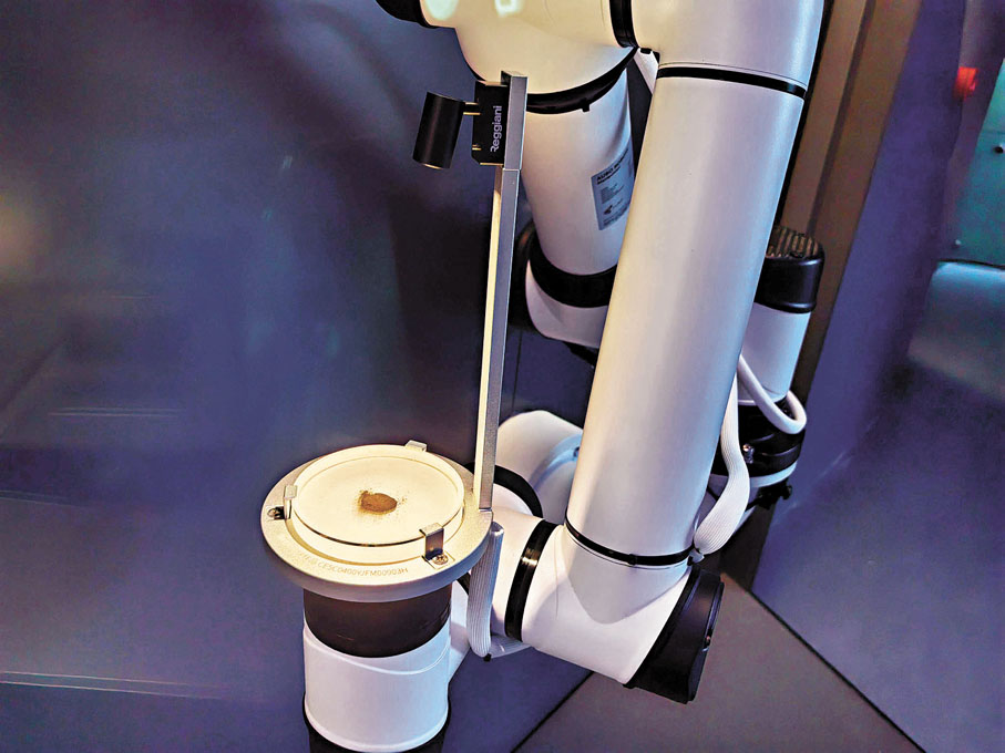 ●「零距離」觀月壤多形態：顆粒體、玻璃態、粉末狀。圖為機械臂展示月壤粉末。香港文匯報記者馬曉芳  攝