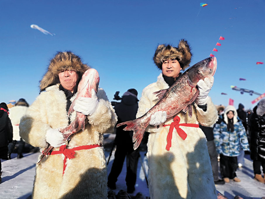 ●魚把式高舉捕撈的漁獲。 香港文匯報記者吳千  攝