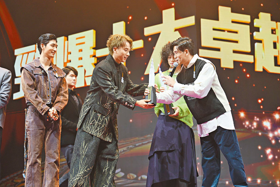 ●伍允龍(右一)擔任頒獎嘉賓，把獎項頒給周吉佩。