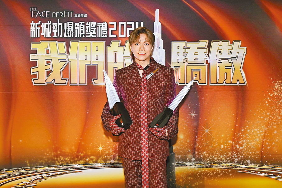 ●張敬軒的雙手捧滿了獎項。