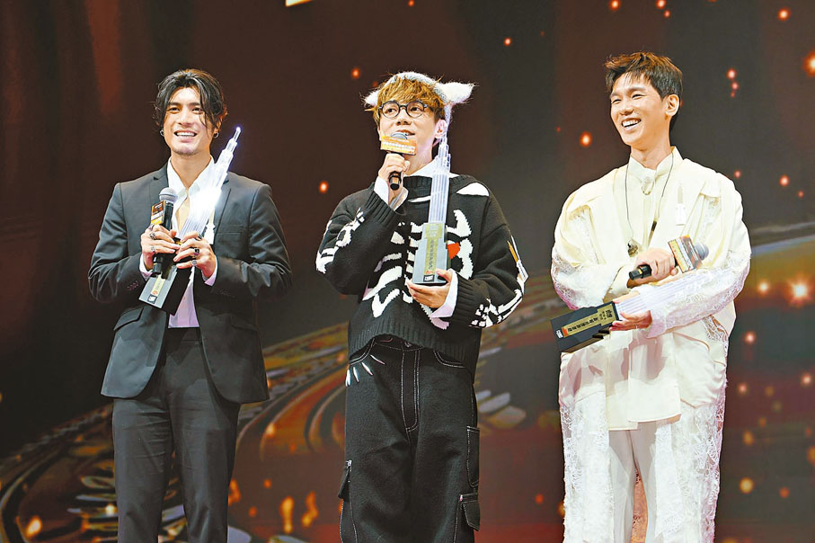 ●林家謙(中)、林奕匡(右)和周殷廷分別奪得男歌手金、銀、銅獎。