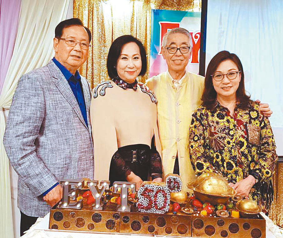 ●左起：杜平與奚秀蘭、蔡和平和森森在2018年《歡樂今宵》聚會上聚頭。