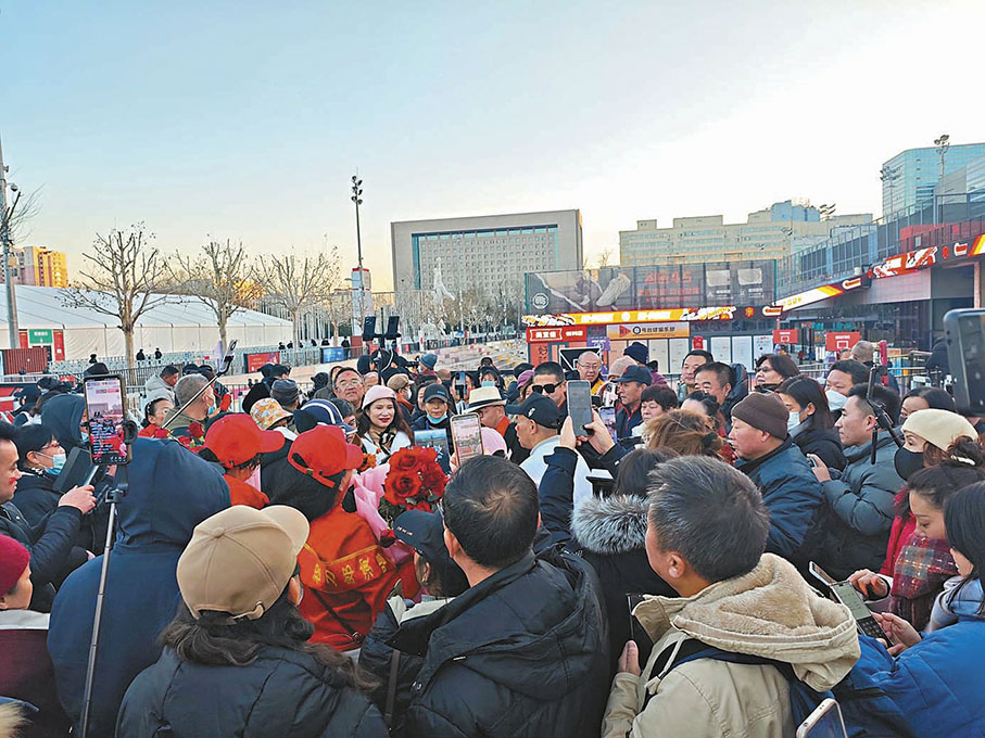 ●不少粉絲提前抵達，在場館門口廣場上唱起了刀郎的歌。   江鑫嫻 攝