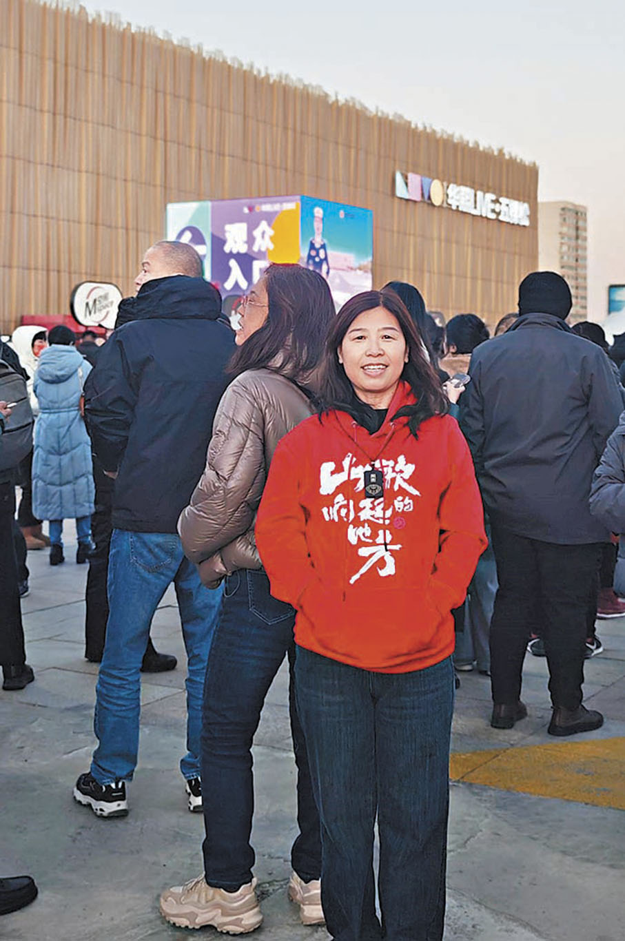 ●來自河北的「刀迷」尹艷平準備排隊入場。  江鑫嫻  攝