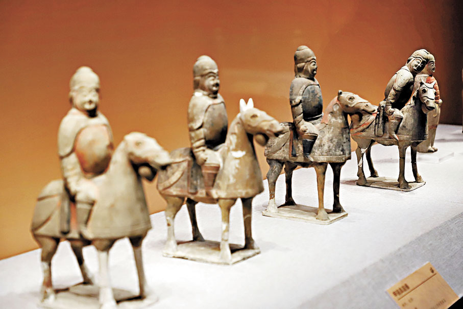 ●陶製騎馬武士俑