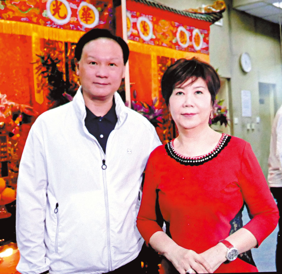 ●香港八和會館主席龍貫天（上圖左）、大老倌南鳳（下圖左）齊齊支持香港粵劇商會的粵劇瑰寶演出。在旁的杜韋秀明是香港粵劇商會創辦人之一。