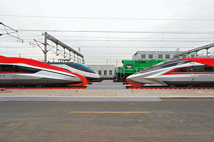 ●CR450AF（右）、CR450BF動車組樣車在北京亮相。新華社