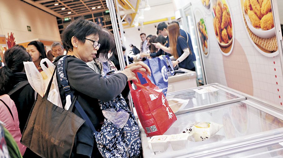 ●市民攜帶購物袋掃貨。