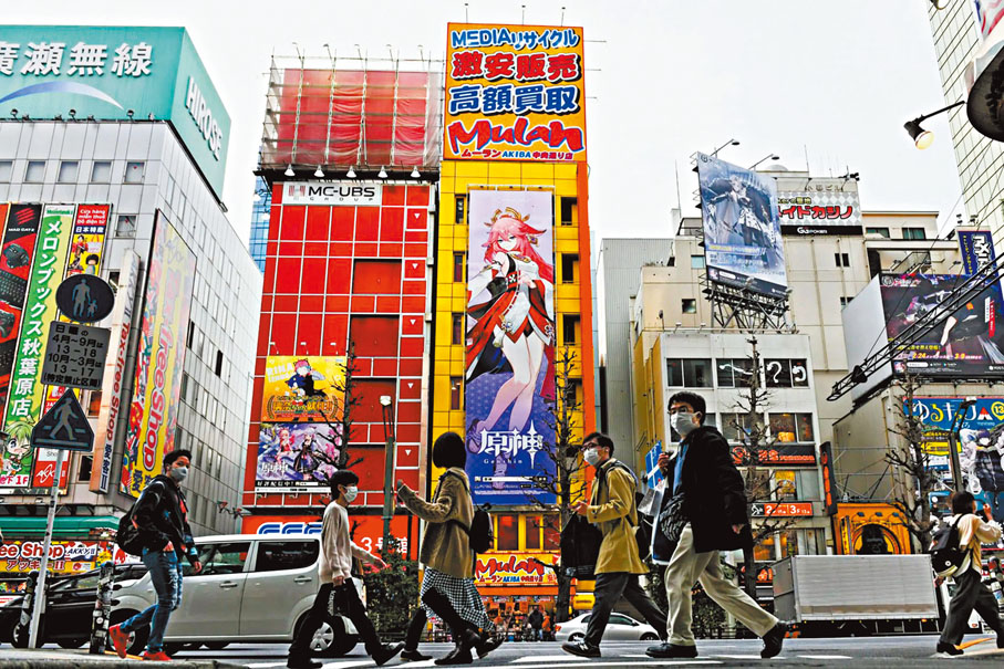 ●網遊是中國文化產業出海的生力軍。圖為《原神》遊戲在日本街頭大賣廣告。網上圖片