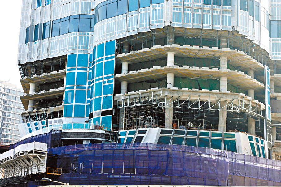 ●高鐵西九站上蓋地盤有工人慘遭玻璃幕牆的玻璃嵌板壓斃。 香港文匯報記者鄧偉明  攝